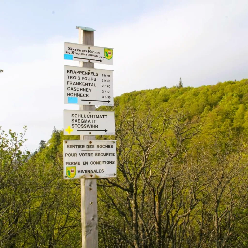 Le panneau du départ du sentier des roches au Col de la Schlucht