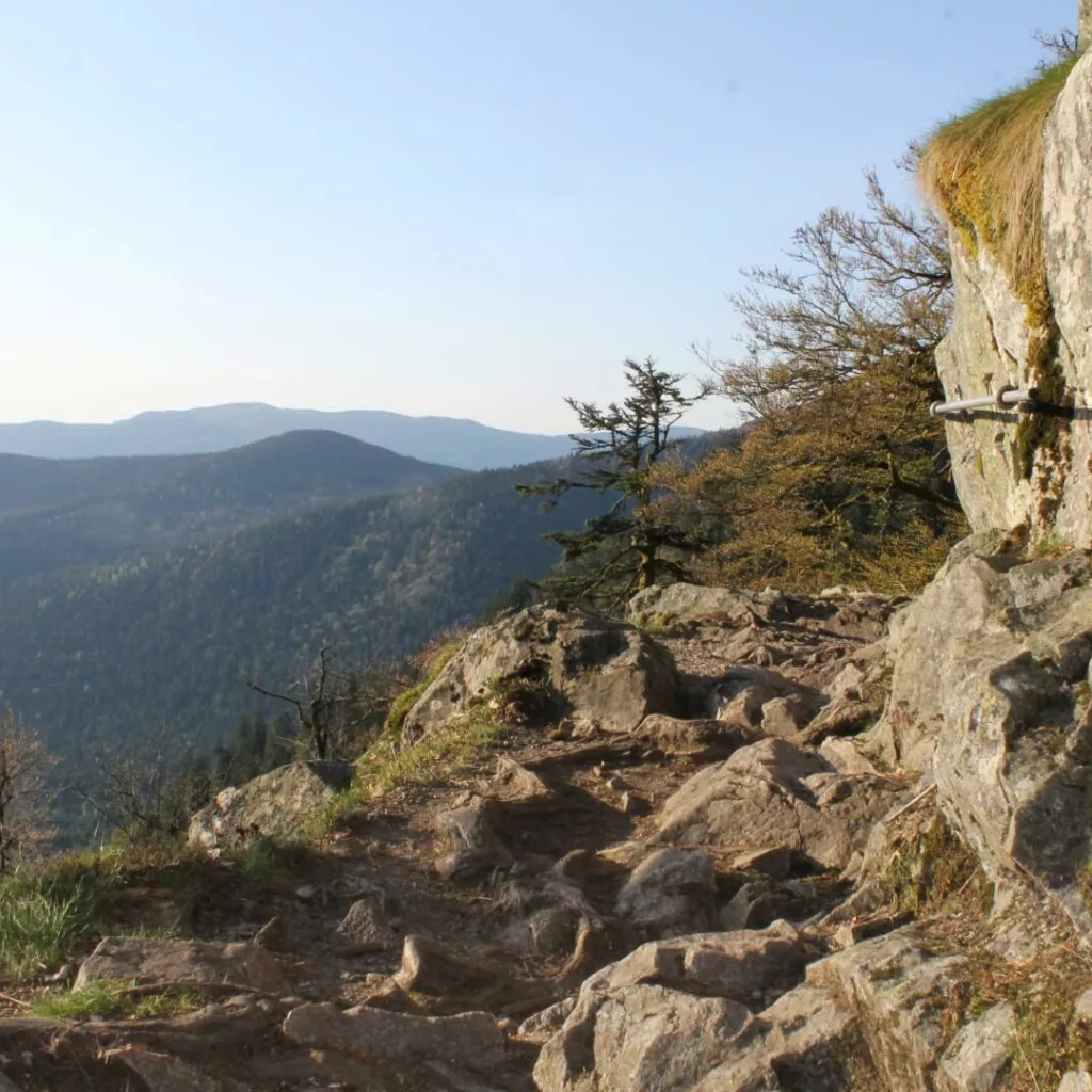 itinéraire du sentier des roches avec vue panoramique sur les montagnes