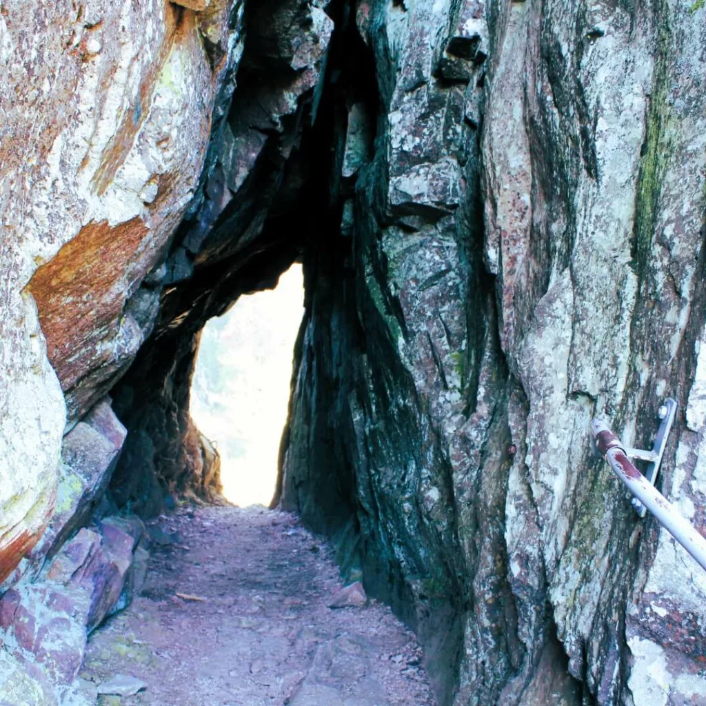 Un passage insolite sous un pont en rocher