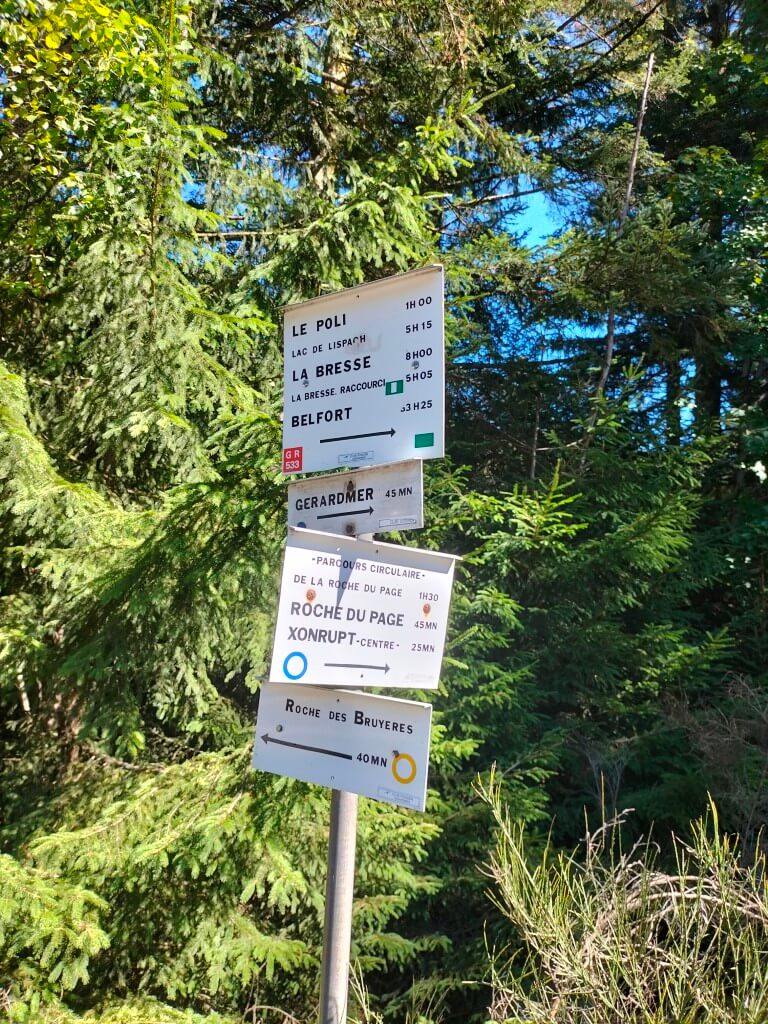 panneau indiquant les différents itinéraires de randonnée au départ du parking du saut des cuves à Xonrupt-Longemer