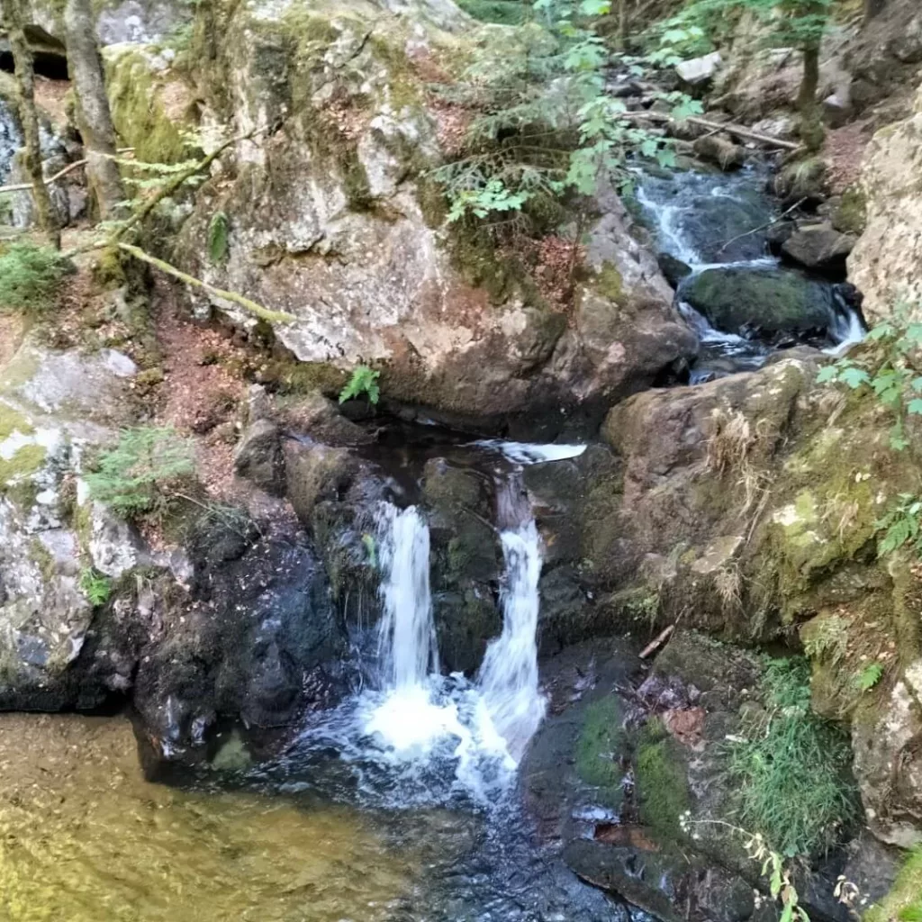 la petite cascade de tendon avec sa cuvette piscine