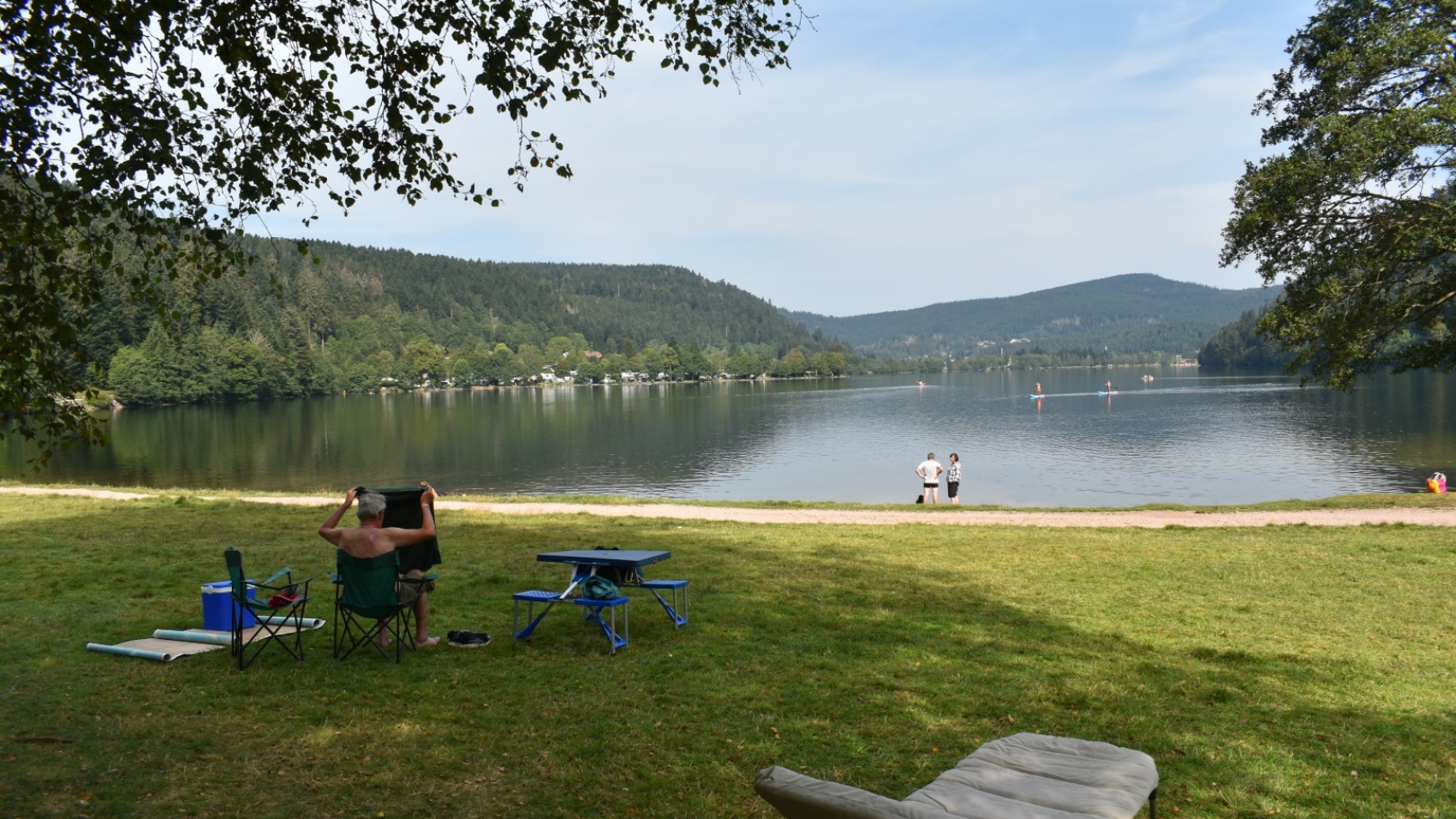 la plage du lac de Longemer avec ses eaux calmes