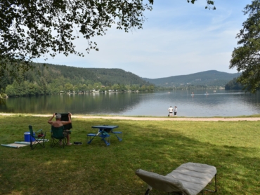 la plage du lac de Longemer avec ses eaux calmes
