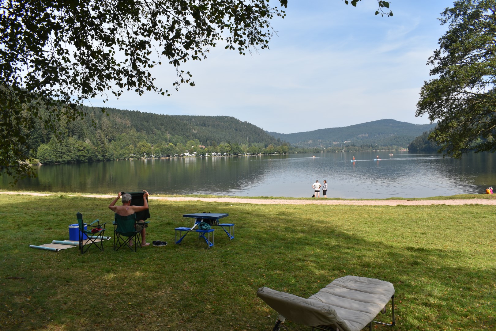 la plage du lac de Longemer avec ses eaux calmes
