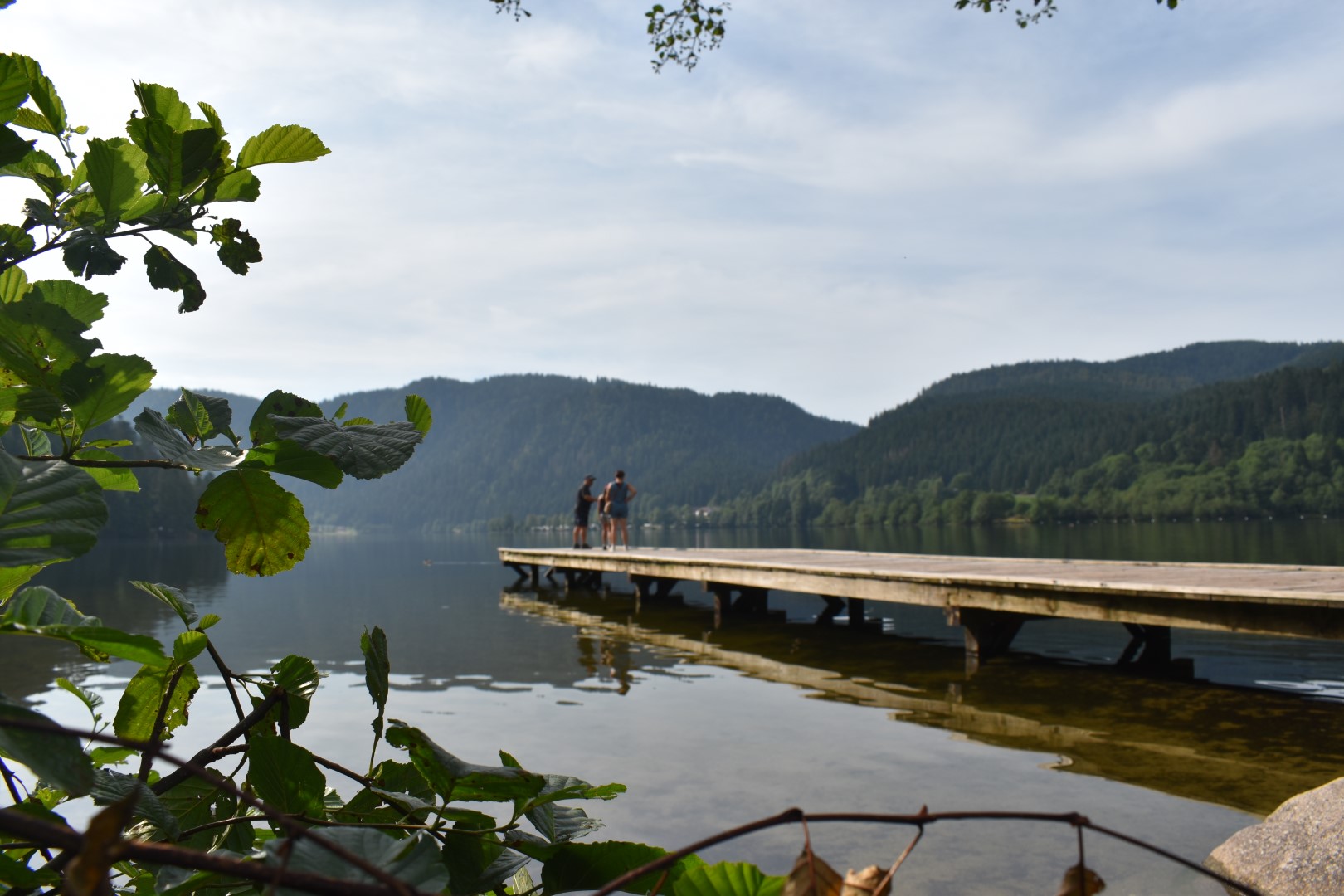 le ponton du lac de Longemer avec sa plage pour se baigner